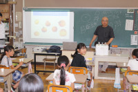 ７